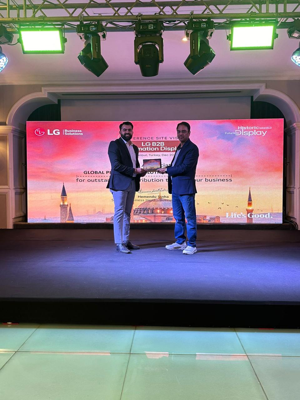 LG B2B information display award stage recognition for GPSPL