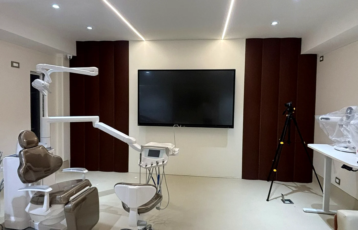 Healthcare clinic display and consultation technology